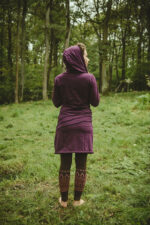 Elficka sukienka purpurowa z długim rękawem i obszernym kapturem "Leana"